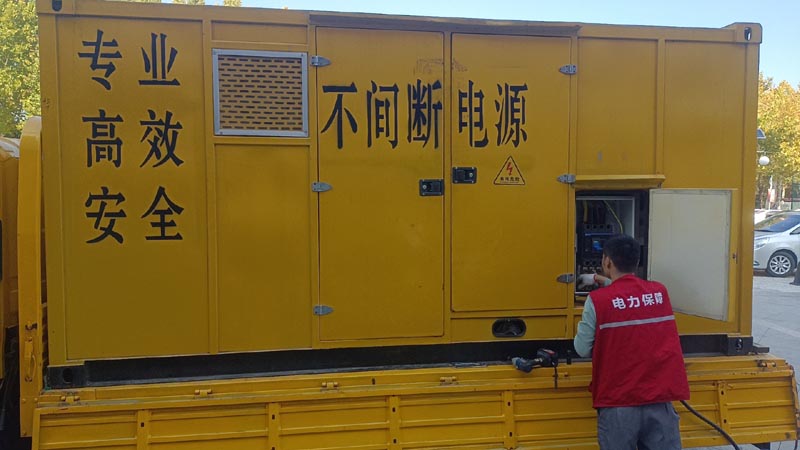 城区柴油发电机组和UPS电源配合使用时，如何避免切换过程中的电力中断？
